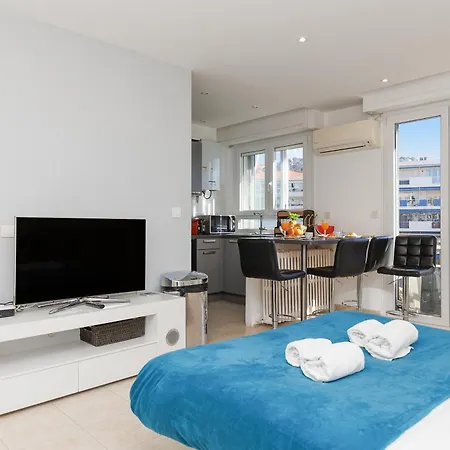 Sunny Mood Yourhosthelper カンヌ