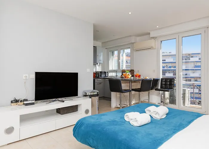 Sunny Mood Yourhosthelper Cannes