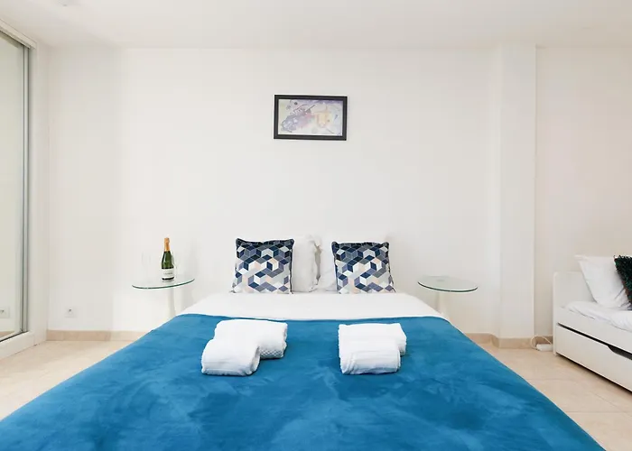 Sunny Mood Yourhosthelper * Cannes