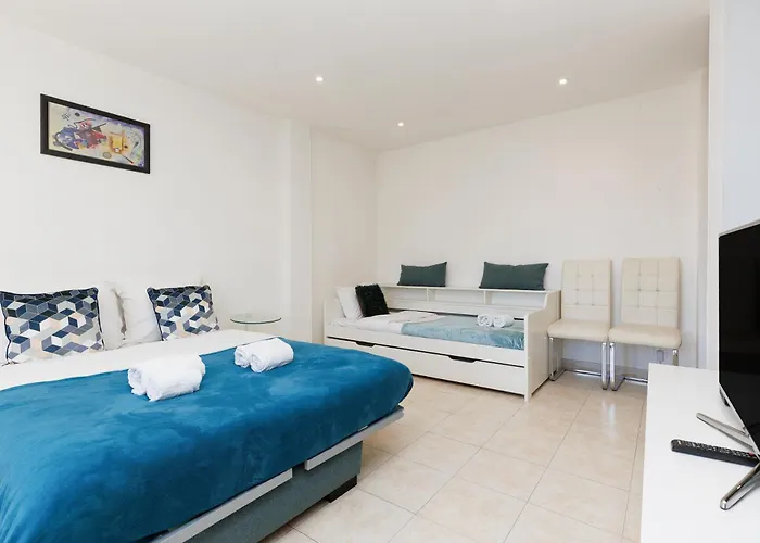 Sunny Mood Yourhosthelper * Cannes